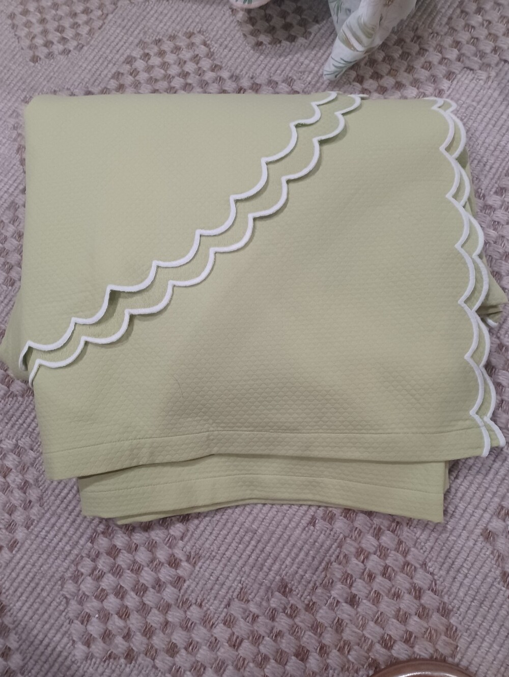 Matouk KING Moss/Spring Green Matelasse Coverlet White Scallped Edge